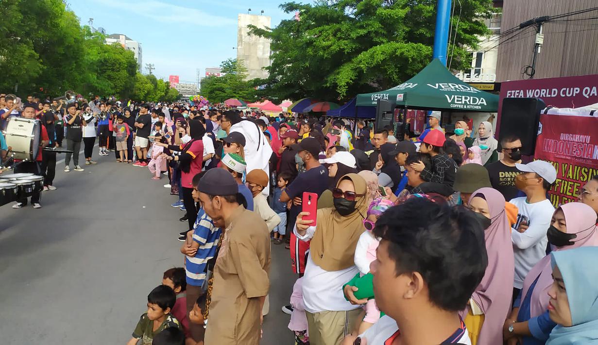 Sejak pagi hari kawasan di sepanjang Jalan Sudirman, Makassar telah ramai dipadati warga yang memanfaatkan kegiatan Car Free Day di akhir pekan. (Procomm Surya Citra Media)