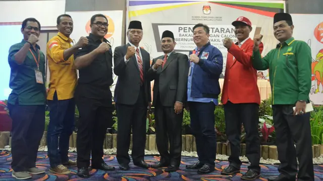 Empat pasangan bakal calon gubernur dan wakil gubernur resmi mendaftar sebagai peserta calon pilkada serentak 2018 di Maluku Utara. (Liputan6.com/Hairil Hiar)