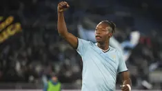 Pemain Lazio, Tijjani Noslin melakukan selebrasi setelah mencetak gol ke gawang Napoli pada babak laga 16 besar Coppa Italia 2024/2025 di Olympic Stadium, Roma, Italia, Jumat (06/12/2024) WIB. (AP Photo/Andrew Medichini)