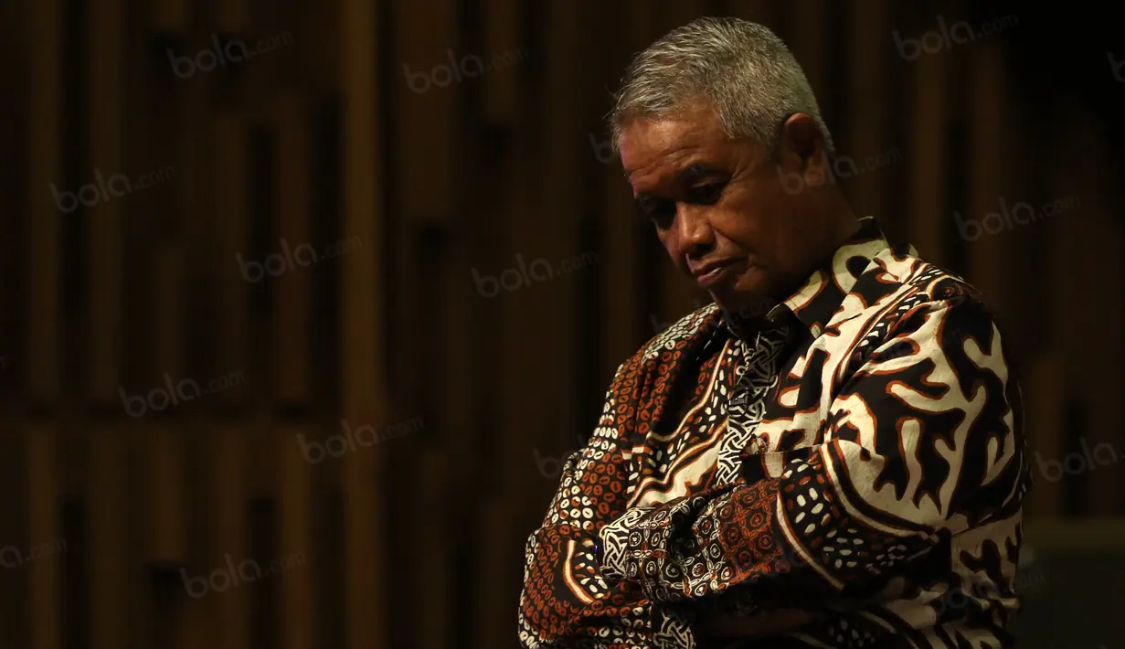 Ekspresi santai Djohar Arifin pada acara debat di  SCTV Tower, Jakarta, Selasa (04/10/2016). (Bola.com/Nicklas Hanoatubun)