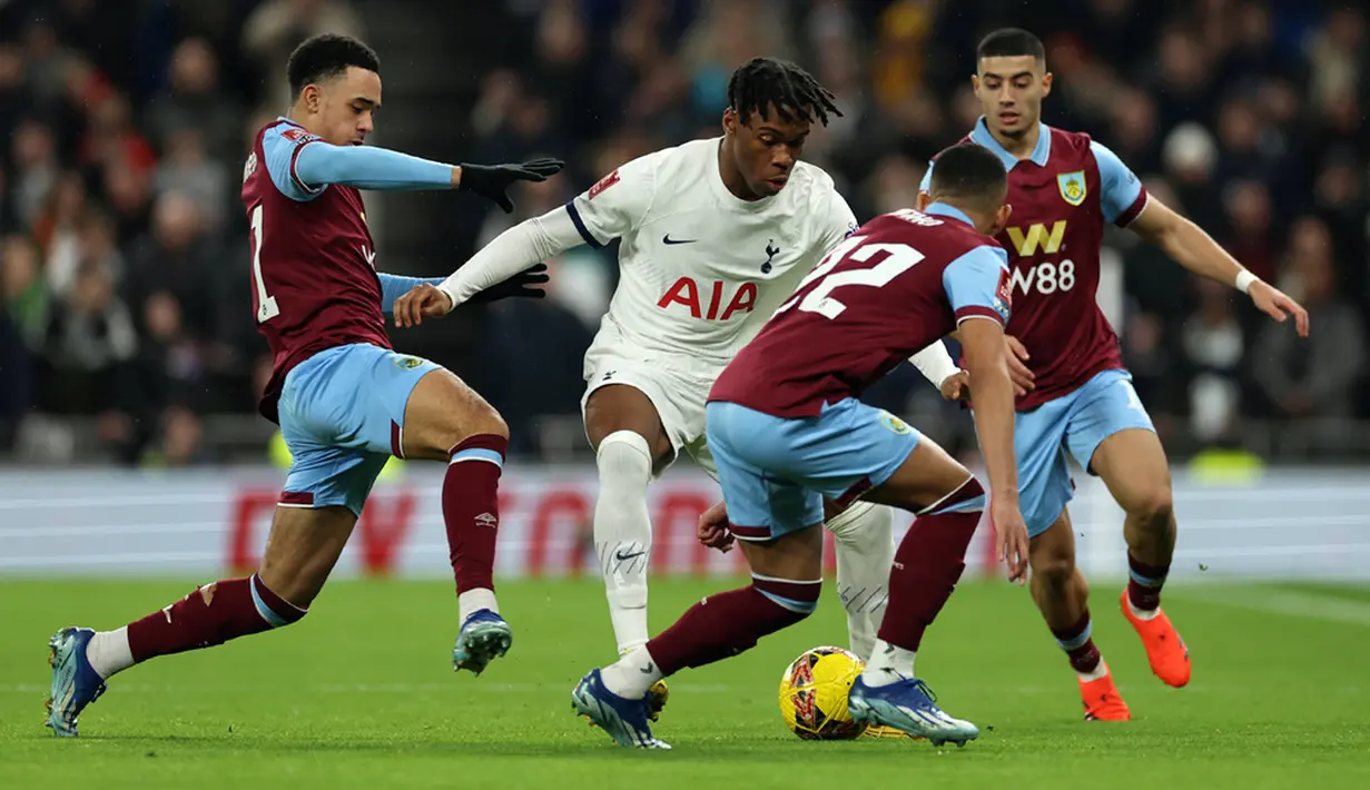 Kembali dari kamar ganti, Spurs terus berupaya meneror pertahanan Burnley. Kesabaran tuan rumah pun baru membuahkan hasil pada menit ke-79 lewat gol spektakuler yang dicetak Pedro Porro. (AP Photo/Ian Walton)