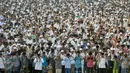 Ribuan umat muslim saat menjalankan salat Idul Fitri di kawasan Jatinegara, Jakarta, Rabu (6/7). Ruas Jalan Jatinegara Barat disulap menjadi tempat pelaksanaan salat. (Liputan6.com/Yoppy Renato)