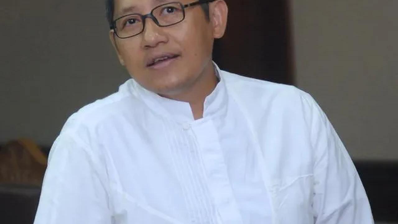 "(tanggal) 15 Saya harapkan beliau (Anas) sudah pidato sebagai ketua umum yang baru. Tapi prinsipnya adalah saya tulus ikhlas, menyiapkan ini semua agar beliau punya tempat, standing untuk memperjuangkan yang selama ini beliau sampaikan, tidak sebagai per