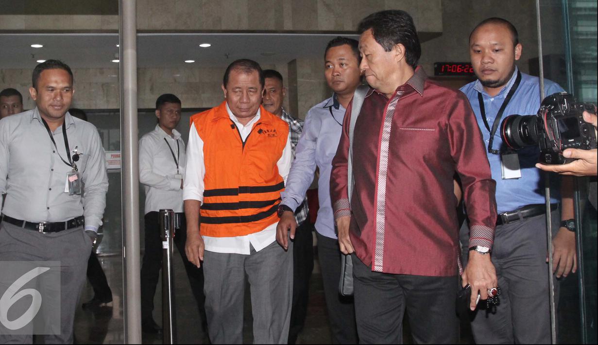 Kepala Balai Pelaksana Jalan Nasional (BPJN) IX Maluku dan Maluku Utara, Amran Mustary (tengah) langsung ditahan usai diperiksa KPK, Jakarta, Selasa (23/8). (Liputan6.com/Helmi Afandi)