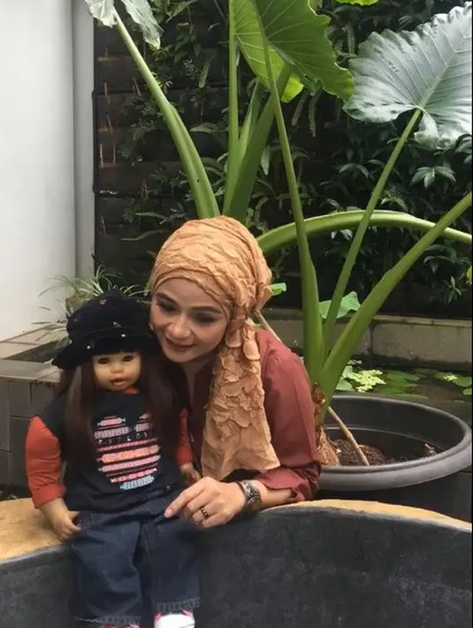Ria Enes dan Boneka Susan (Instagram/ria_nsuzan)
