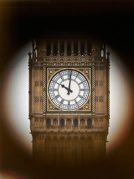 Lonceng Big Ben di menara jam terkenal di gedung parlemen Inggris, London resmi membisu, Senin (21/8). Lonceng terakhir Big Ben terdengar pukul 12 siang waktu setempat sekaligus menandakan dimulainya proses restorasi dan renovasi (AP Photo/Frank Augstein)