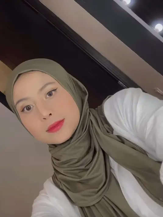 Awkarin belakangan sering mengenakan hijab pashmina. Meski terkesan ribet, namun hasil Awkarin pakai hijab sukses bikin netizen pangling. (Liputan6.com/IG/narinkovilda).