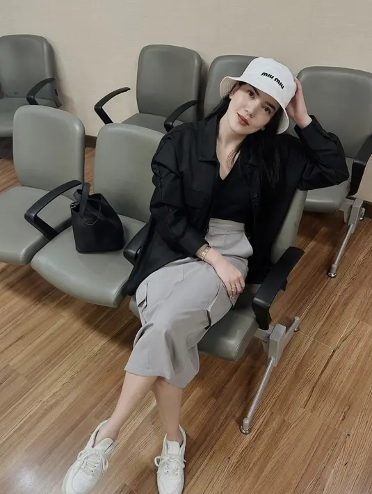 Oversized shit menjadi key fashion dari tampilannya kali ini. [Foto: instagram/ Alice Norin]