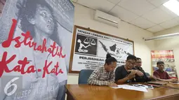 Pembicara yang diantaranya anak dan sahabat Wiji Thukul, Fajar Merah dan Wilson memberikan keterangan dalam konferensi pers dengan tema "Film Wiji Thukul dan Janji Jokowi" di Jakarta, Rabu (25/1).  (Liputan6.com/Faizal Fanani)