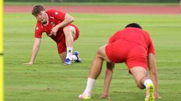 Pemain Timnas Indonesia, Ole Romeny (kiri) melakoni latihan resmi menjelang laga FIFA Series 2026 melawan St Kitts and Nevis di Stadion Madya, Senayan, Jakarta, Kamis (26/03/2026). (Bola.com/M Iqbal Ichsan)