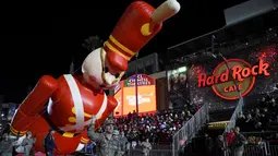 Sebuah balon udara raksasa melitas di Hollywood Boulevard saat Parade Natal Hollywood ke-85 di Los Angeles, California, AS (27/11). Parade ini digelar sejauh 3,5 mil (5,6 km) sepanjang rute Hollywood Boulevard. (Reuters/Phil McCarten)