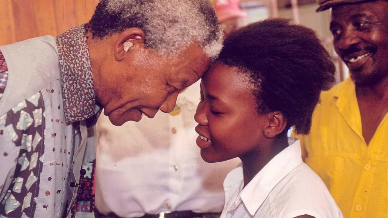 [Bintang] Cerita Nelson Mandela yang Jatuh Cinta denga Batik Indonesia