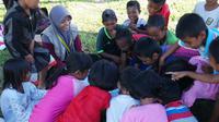 Pendampingan anak-anak korban gempa Donggala yang diinisiasi penerima beasiswa LPDP. (dok. istimewa/Dinny Mutiah)