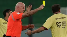 Presiden FIFA Gianni Infantino sebagai wasit menunjukkan kartu kuning kepada mantan pemain Italia Alessandro Del Piero saat pertandingan persahabatan antara pekerja dan FIFA Legends di Stadion Al Thumama di Doha, Qatar, Senin (12/12/2022). Mengikuti pertandingan terakhir di FIFA Piala Dunia Qatar 2022 Stadion Al Thumama, para tamu dan sukarelawan melihat para pekerja beberapa di antaranya memenangkan edisi terakhir Piala Pekerja, bermain berdampingan dengan beberapa nama sepak bola terbesar dalam pertarungan 60 menit.(AP Photo/ Frank Augstein)