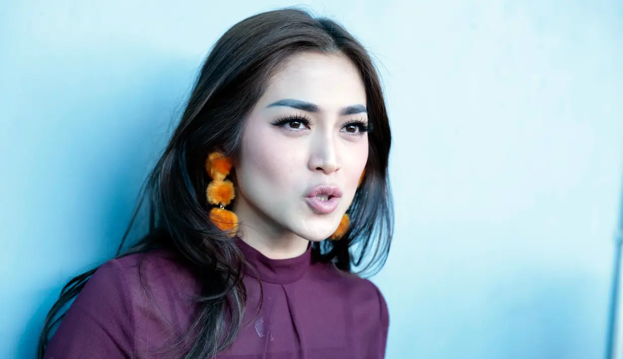 Jessica menanggapinya dengan rona wajah yang kaget sambil tersenyum simpul dan menjawab dengan singkat.  (Nurwahyunan/Bintang.com)