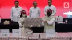 Petugas KPK menunjukkan barang bukti uang hasil sitaan dalam kasus yang menjerat Gubernur nonaktif Papua Lukas Enembe dalam jumpa pers di Gedung KPK, Jakarta Selatan, Senin (26/6/2023). (Liputan6.com/Herman Zakharia)