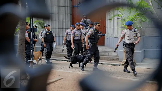 20151224-Ratusan Personel Polisi Gelar Pengamanan di Gereja Katedral