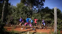 Para atlet berlatih pada pagi hari di Iten, dekat kota Eldoret, Kenya barat, (21/3). Sekolah atlet lari ini  mengajarkan para siswa untuk membangun ketahanan dan stamina. (REUTERS/ Siegfried Modola)