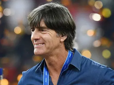 Joachim Low - Pelatih yang mempersembahkan Piala Dunia 2014 untuk Jerman itu sempat tertangkap kamera sedang merokok saat menghadapi Portugal di pentas Euro 2008. Tekanan yang begitu tinggi sebagai pelatih membuatnya sering menghisap rokok dan meminum anggur. (AFP/Franck Fife)