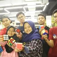 Bukan sekadar mainan, bagi Komunitas Rubik Depok, rubik adalah teman. (Sumber foto: Bambang E. Ros/FIMELA.com)