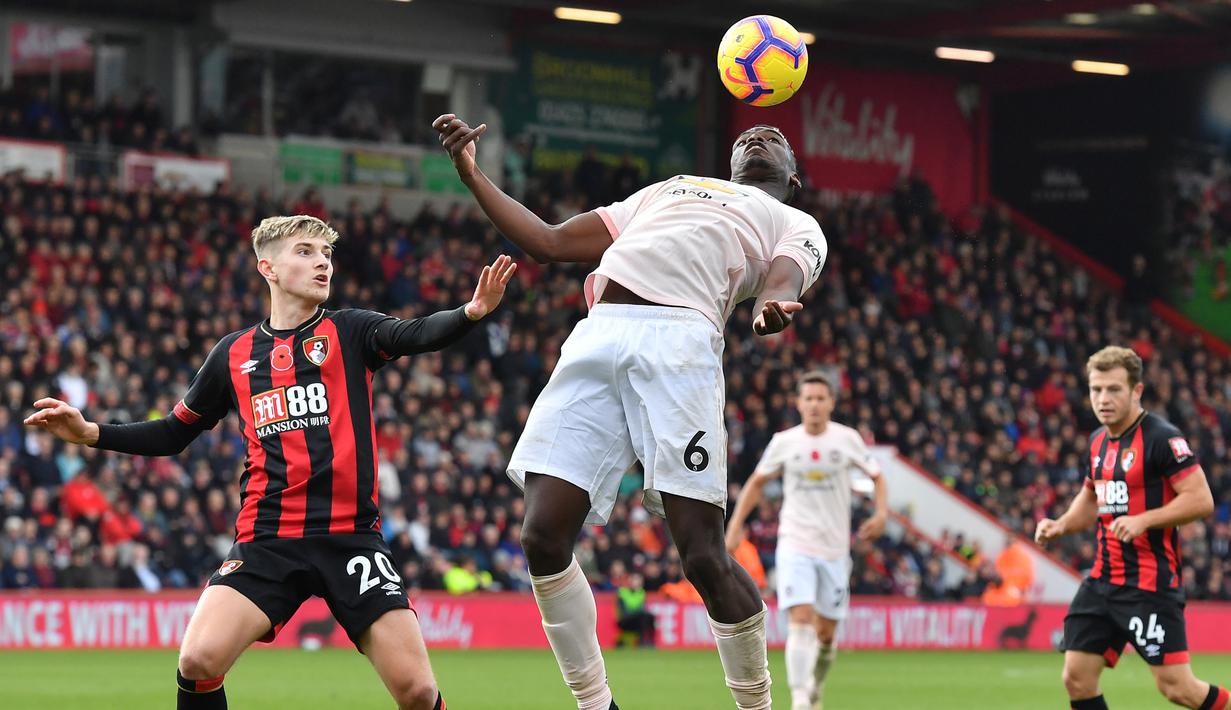 Gelandang Manchester United, Paul Pogba, mengontrol bola saat melawan Bournemouth pada laga Premier League di Stadion Vitality, Bournemouth, Sabtu (3/11). Bournemouth kalah 1-2 dari MU. (AFP/Ben Stansall)