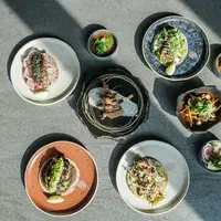 Untuk Anda penggemar kuliner khas Amerika Latin, tentu menu taco sudah tak asing lagi. Kali ini restoran pendatang baru di bilangan Jakarta Selatan, Carbón, ingin menyuguhkan hidangan fusion dan penyajian kekinian. (Foto dok Carbón)