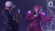 Penyanyi dangdut legendaris, Elvy Sukaesih tampil pada hari kedua Synchronize Fest 2024 di JIExpo Kemayoran, Jakarta, Sabtu (5/10/2024). (Liputan6.com/Herman Zakharia)