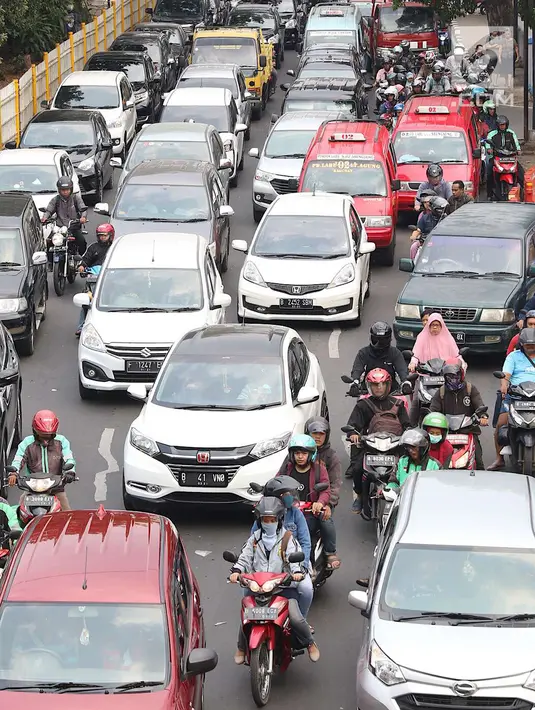 Kendaraan terjebak kemacetan saat melintas di kawasan Lenteng Agung, Jakarta Selatan, Minggu (23/9). Kurang tegasnya petugas menertibkan angkot yang mengetem sembarangan memperparah kemacetan di kawasan tersebut. (Liputan6.com/Immanuel Antonius)