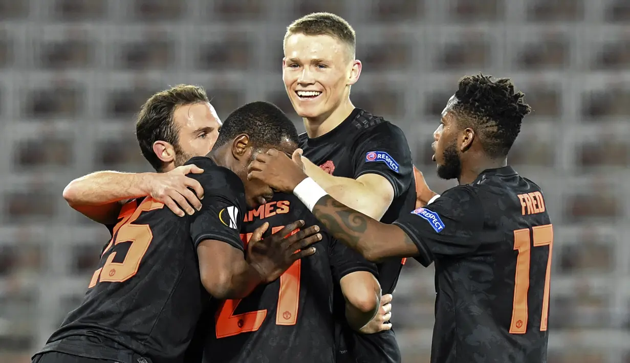 Pemain Manchester United merayakan gol yang dicetak Daniel James ke gawang LASK pada leg pertama 16 besar Liga Europa di Linzer Stadion, Linz, Austria, Jumat (13/3). Manchester United menang telak 5-0 atas LASK. (AP/Kerstin Joensson)