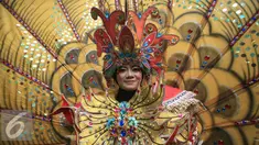 Peserta mengenakan busana eksentrik saat mengikuti karnaval pembukaan Hari Tari Dunia di kampus ISI Surakarta, Kamis (28/4). Sejumlah penari akan berpartisipasi menari selama 24 jam. (Liputan6.com/Boy Harjanto)