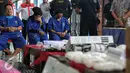 Tersangka penyelundup Narkoba dihadirkan pada konpers di Jakarta, Selasa (2/2). 16,81 kg narkotika jenis methamphetamin atau shabu asal China berhasil digagalkan Bea dan Cukai, BNN, Polres Pelabuhan Tanjung Priok. (Liputan6.com/Faizal Fanani)