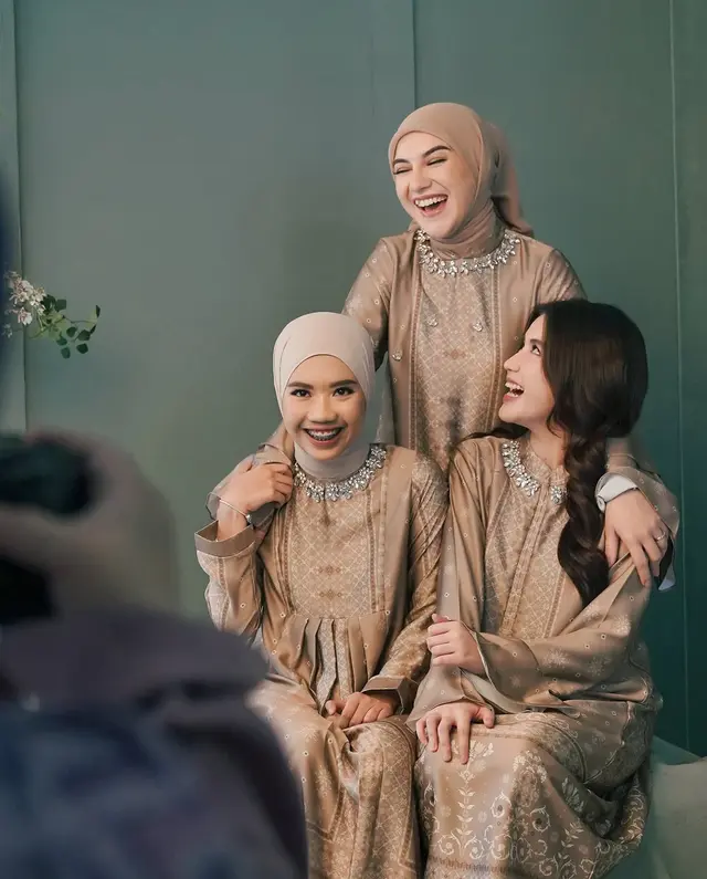 2. Dalam momen di balik proses pemotretan keluarga, Irish dan dua putri sambungnya memancarkan suasana akrab yang penuh kehangatan.