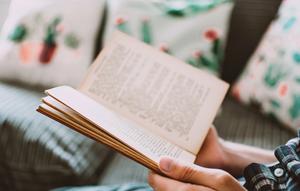 Ilustrasi membaca, buku, kumpulan hadis. (Foto oleh Lisa Fotios: https://www.pexels.com/id-id/foto/foto-close-up-orang-yang-memegang-buku-1485114/)