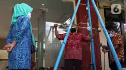 Petugas UPT Disperindagkop UKM Kota Tangerang melakukan pengecekan alat ukur timbangan saat sidak di Kecamatan Larangan, Kota Tangerang, Banten, Kamis (2/12/2021). Petugas menyarankan pemilik alat ukur timbangan untuk memperbaiki jika ada kerusakan. (Liputan6.com/Angga Yuniar)