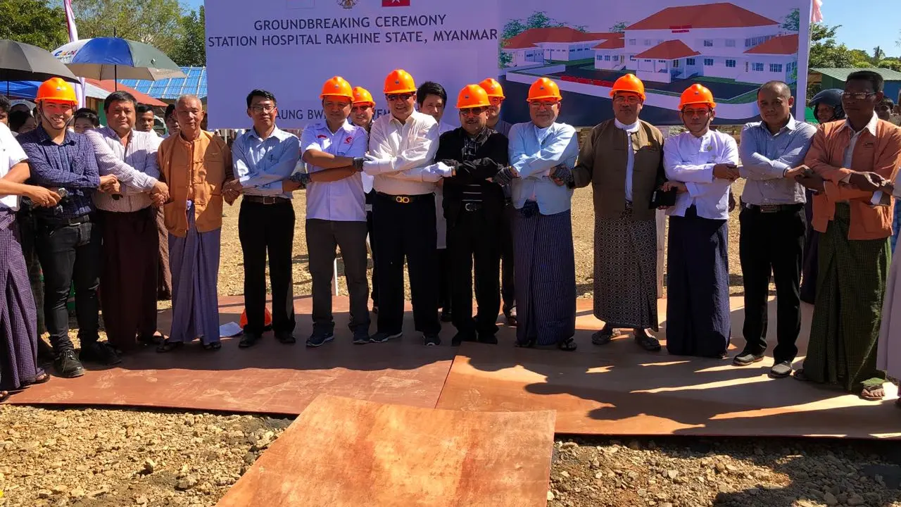 Duta Besar RI untuk Myanmar, delegasi Indonesia, dan sejumlah pejabat Myanmar serta tokoh masyarakat lokal berada di lokasi pembangunan rumah sakit Indonesia di Myaung Bway, Rakhine, Myanmar (19/11/2017) (sumber: Kemlu RI)