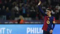 Pemain Barcelona, Gavi melambaikan tangan kepada para suporter setelah laga lanjutan Liga Spanyol 2024/2025 melawan Sevilla yang berlangsung di Estadi Olimpic Lluis Companys, Barcelona, Spanyol, Senin (21/10/2024) dini hari WIB.(AP Photo/Joan Monfort)
