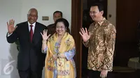 Presiden RI ke lima Megawati Soekarnoputri (tengah), Presiden Afrika Selatan Jacob Zuma (kiri), Cagub DKI Jakarta Basuki T Purnama menyapa awak media di kediamaan Megawati, Jakarta, Rabu (8/3). (Liputan6.com/Faizal Fanani)