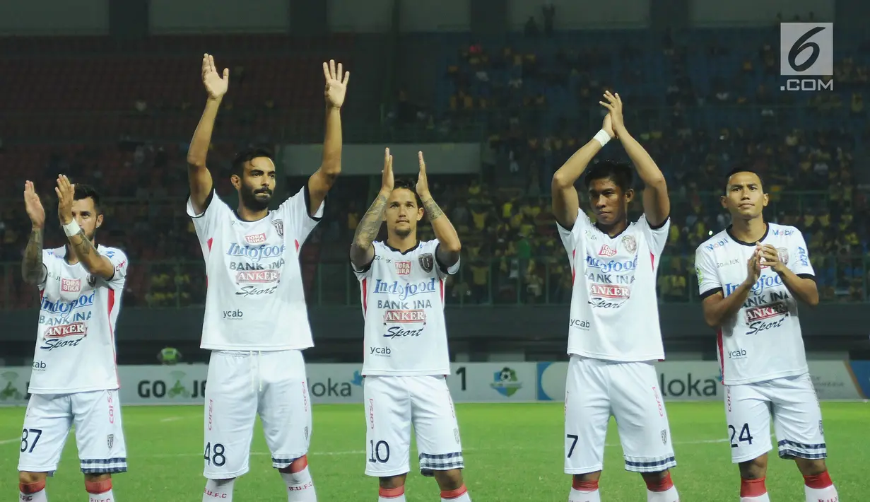 Pemain Bali United menyapa penonton jelang laga melawan Bhayangkara FC di Stadion Patriot Candrabhaga, Bekasi, Jumat (29/9). Lima pemain Bali United akan memperkuat Timnas Indonesia pada laga uji coba melawan Kamboja. (Liputan6.com/Helmi Fithriansyah)