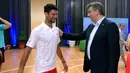 Petenis Serbia, Novak Djokovic disambut Perdana Menteri Kroasia Andrej Plenkovic di sebuah turnamen di Zadar, Kroasia (20/6/2020). Novak Djokovic mengumumkan pada hari Selasa, 23 Juni bahwa ia dan istrinya menderita COVID-19.  (AP Photo/Mario Cuzic, Croatian Tennis Association via AP)