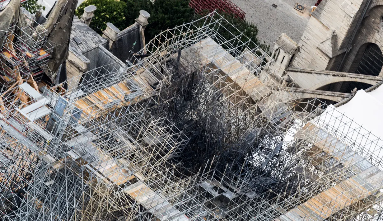 Katedral Notre Dame sedang menjalani restorasi setelah rusak parah akibat kebakaran hebat, Paris, Prancis, Minggu (14/7/2019). Para donatur memberikan hingga sekitar 200 juta euro untuk membangun kembali katedral. (Kenzo TRIBOUILLARD/AFP)