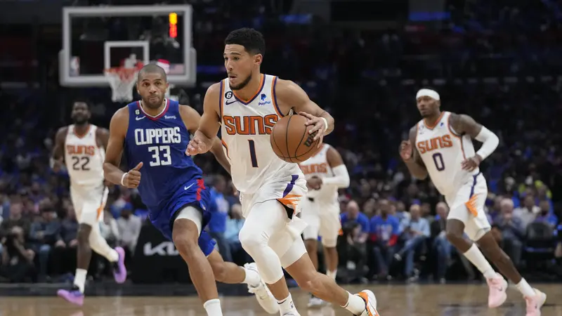 Aksi pemain Phoenix Suns Devin Booker saat melawan Clippers di play-off NBA 2023