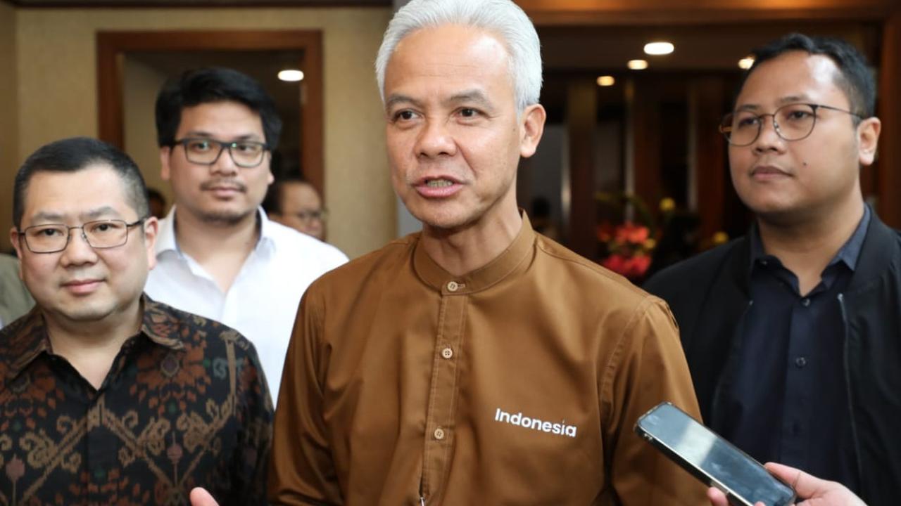 Ganjar-Mahfud sudah memprogramkan satu keluarga miskin minimal terdapat satu sarjana. Kemudian ada juga satu desa minimal satu faskes dan satu nakes.