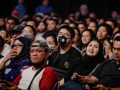 Sejumlah pengunjung menggunakan masker saat menyaksikan Java Jazz Festival 2020 di JIExpo Kemayoran, Jakarta, Jumat (28/2/2020). Promotor meminta penonton memakai masker saat menghadiri Java Jazz Festival 2020 untuk mengantisipasi penyebaran virus corona. (Liputan6.com/Faizal Fanani)