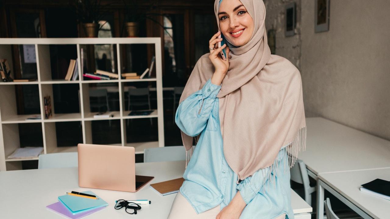 7 Inspirasi Baju Tunik Kantor Berjilbab Modern 2025, Anti Mati Gaya Saat Bekerja