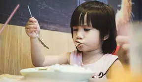 Anak Jangan Cuma Kenyang Makan Nasi, Pastikan Asupan Protein Hewani Cukup