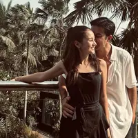 Tidak lama setelah beredar kabar keduanya berpacaran, Sandrinna Michelle dan Junior Roberts pamer foto mesra ini. Sebelumnya kebersamaan keduanya hanya diunggah oleh fans, kini Sandrinna dan Junior kompak unggah foto romantis di Instagram disertai caption yang bikin baper. Dalam unggahan ini, Junior tak malu sebut Sandrinna adalah kesayangannya. (Liputan6.com/IG/@juniorrobertss)