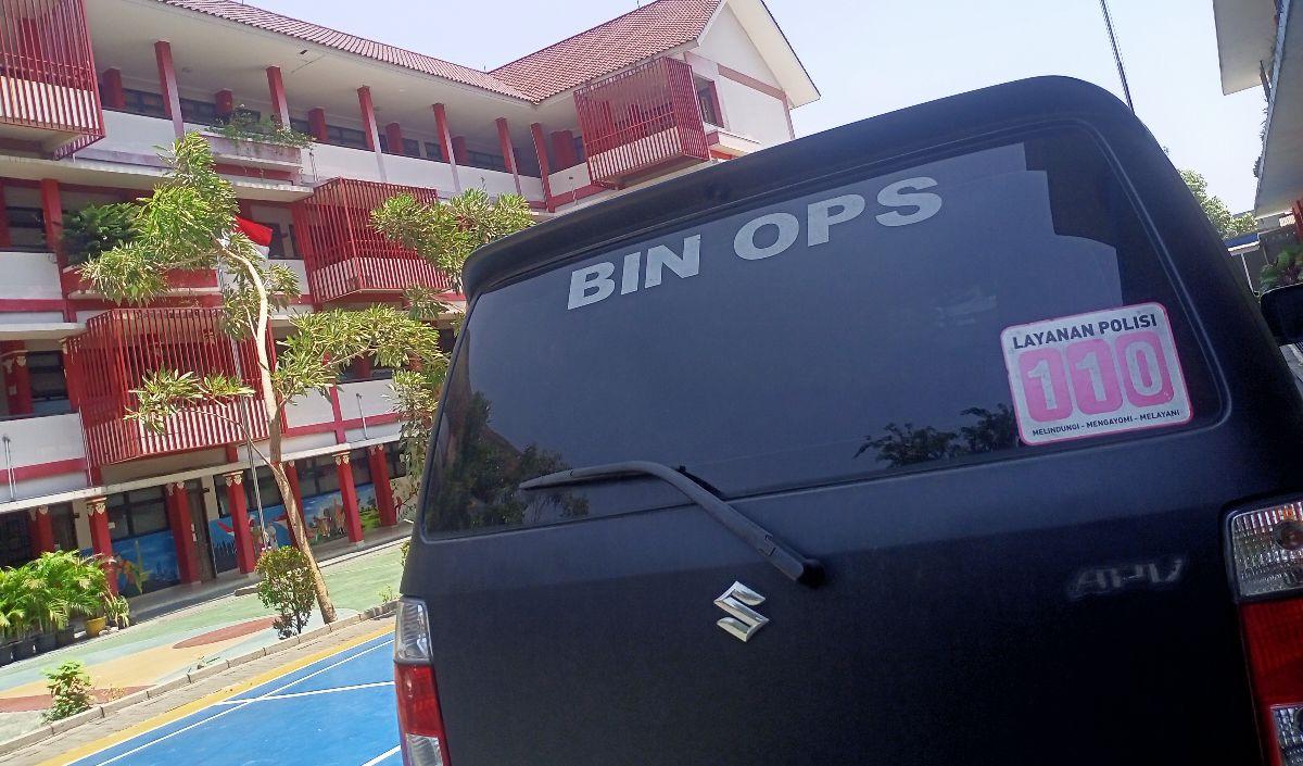 Informasi dihimpun di lokasi, Kapolsek Pesanggrahan Kompol Tedjo Asmoro mengunjungi SDN 06 Petukangan Utara untuk mengikuti doa bersama tersebut.<br>
