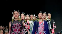 Berikut koleksi Iwan Tirta yang mengapresiasi akar budaya namun relevan dalam setiap masanya di Plaza Indonesia Fashion Week 2018. (Foto: Dok. PIFW 2018)