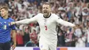 Bek Timnas Inggris, Luke Shaw, melakukan selebrasi usai mencetak gol ke gawang Italia pada laga final Euro 2020 di Stadion Wembley, London hari Senin (12/07/2021). (Foto: AFP/(Andy Rain,Pool)