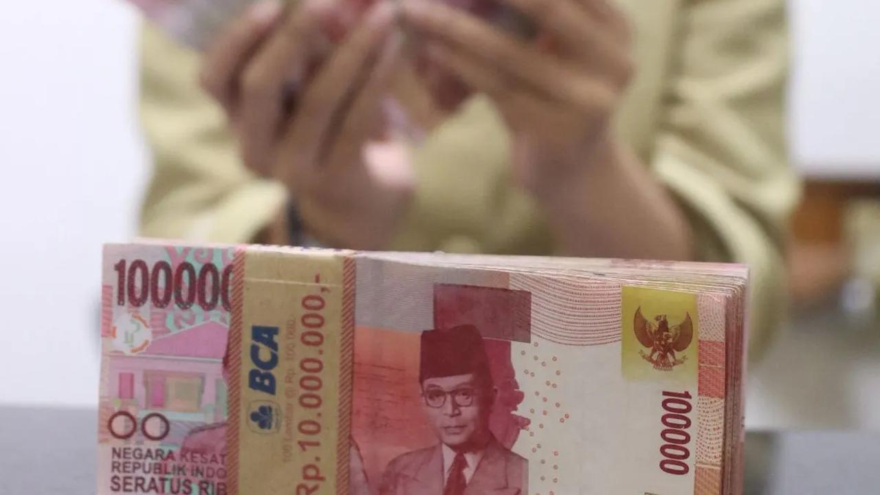 "Pada saat yang sama kita juga membantu harga telur dan ayam jatuh, sehingga para perternak mengalami dampak, maka kita membeli dan memberikannya kepada masyarakat sebesar Rp8,2 triliun," sambung Sri Mulyani.